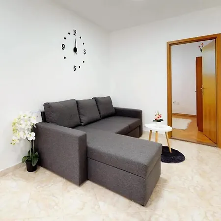 Nora Apartment Split
